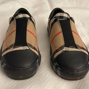 Burberry Toddler boys sneakers Size US 11 and EU 28. In very good condition.